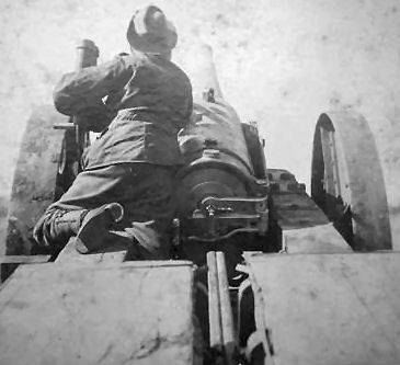Training one of H.M.S. Monarch's 4.7 guns on the Pretoria Forts 4th June 1900.